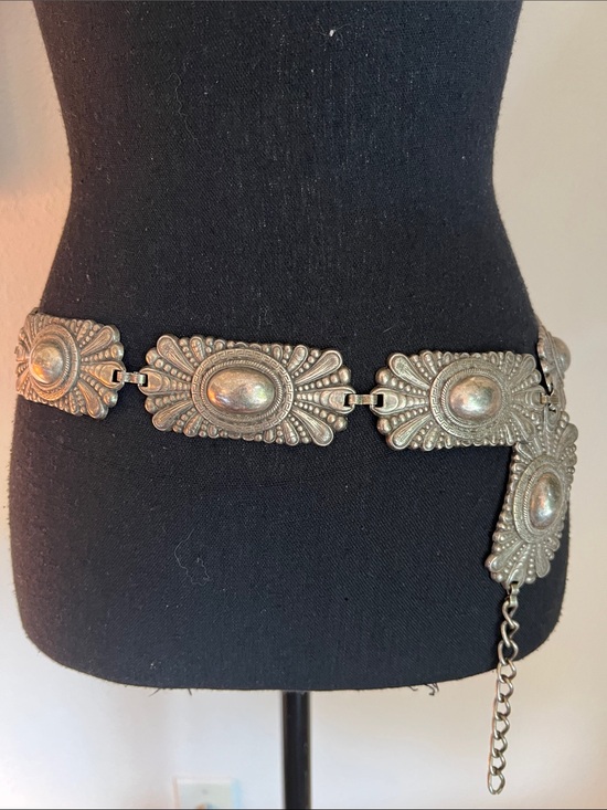 Escada Accessories - ESCADA Women’s Vintage Designer Silver Tone Concho Chain Link Metal Belt